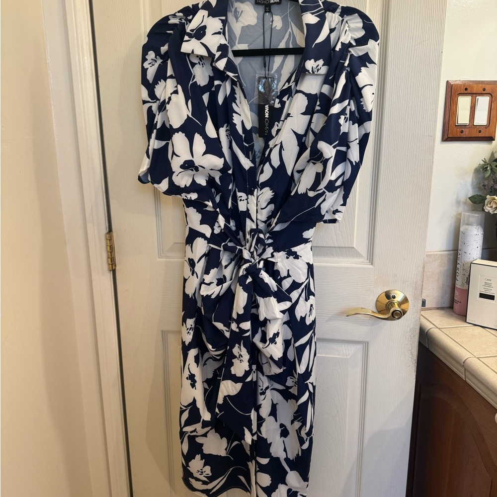 Fashion Nova Navy and White Floral Dress - Picture 4 of 9